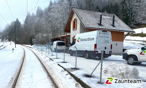Diagonalgeflecht verzinkt mit Rohrpfosten verzinkt einbetoniert wurde in Les Bayards von Swissclôture Nord Vaudois, Pomy im Jahr 2025 erstellt.