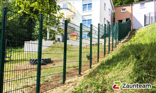 Doppelstabmatten schwer feuerverzinkt und grün beschichtet mit Pfosten 60 x 40 mit Abdeckleisten einbetoniert wurde in Bad Kissingen von Zaunteam Main-Rhön, Euerdorf im Jahr 2024 erstellt.