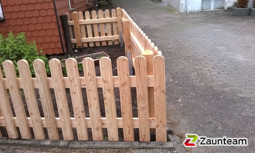 Oxford gerade zwischen die Pfosten / Holzpfosten vierkant grün, H-Anker einbetoniert (DE) wurde in Coppenbrügge von Zaunteam Weser-Leine, Salzhemmendorf im Jahr 2015 erstellt.