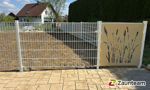 Doppelstabmatten schwer weiss mit Pfosten 40x60 weiss mit Abdeckleisten wurde in Bad Schussenried von Zaunteam Oberschwaben, Obermarchtal im Jahr 2025 erstellt.