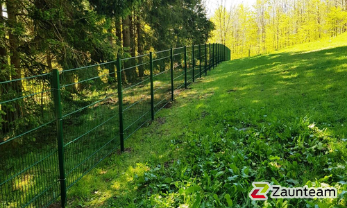 Doppelstabmatten schwer feuerverzinkt und grün beschichtet mit Pfosten 60 x 40 mit Bügel einbetoniert wurde in Euerdorf von Zaunteam Main-Rhön, Euerdorf im Jahr 2019 erstellt.