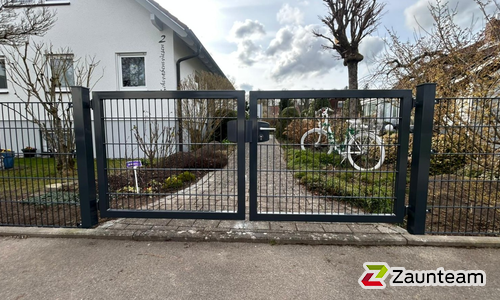 Doppelstabmattentor 2-flüglig wurde in Biberach von Zaunteam Oberschwaben, Obermarchtal im Jahr 2026 erstellt.