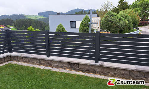 Modern Aluzaun aufgeschraubt wurde in Königswiesen von Zaunteam Unteres-Mühlviertel, Bad Zell im Jahr 2025 erstellt.