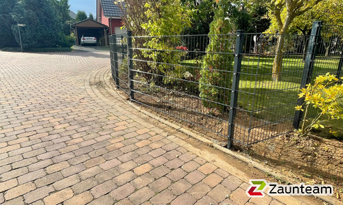 Doppelstabmatten leicht feuerverzinkt und anthrazit beschichtet mit Pfosten 60 x 40 mit Abdeckleisten einbetoniert wurde in Gronau von Zaunteam Weser-Leine, Salzhemmendorf im Jahr 2022 erstellt.