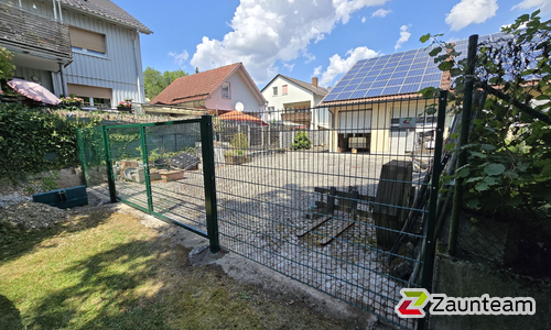 Doppelstabmatten schwer vorverzinkt und grün beschichtet mit Pfosten 60 x 40 mit Abdeckleisten einbetoniert wurde in Elfershausen von Zaunteam Main-Rhön, Euerdorf im Jahr 2026 erstellt.
