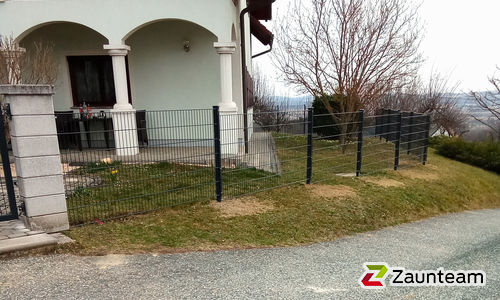 Doppelstabmatten leicht feuerverzinkt und anthrazit beschichtet mit Pfosten 60 x 40 mit Abdeckleisten einbetoniert wurde in Mogersdorf von Zaunteam Oststeiermark, Grafendorf bei Hartberg im Jahr 2025 erstellt.