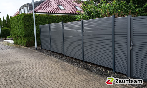 System Alu Sichtschutz, Rhombus mit Alupfosten einbetoniert wurde in Dessau-Rosslau von Zaunteam Fläming, Coswig im Jahr 2025 erstellt.