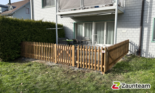 Palisaden mit Lärchenkantpfosten braun wurde in Ebnat-Kappel von Zaunteam Toggenburg, Ebnat-Kappel im Jahr 2025 erstellt.