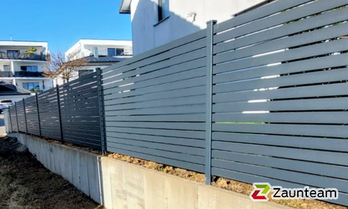 Modern Aluzaun einbetoniert wurde in Öhringen von Zaunteam Schwäbisch Hall, Schwäbisch Hall im Jahr 2026 erstellt.