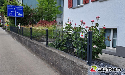 Doppelstabmatten schwer vorverzinkt und anthrazit beschichtet mit Pfosten 40x60 mit Abdeckleistenmit Fussplatte wurde in Gams von Zaunteam Werdenberg, Werdenberg im Jahr 2025 erstellt.