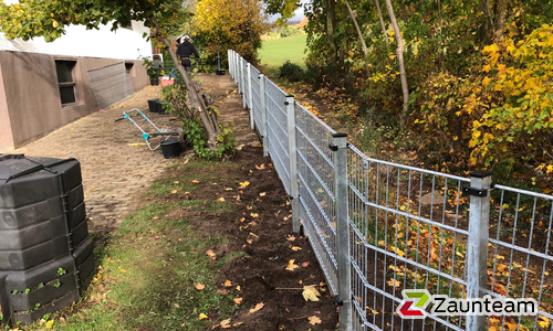 Doppelstabmatten schwer verzinkt mit Pfosten 40x60 verzinkt mit Bügel einbetoniert wurde in Hameln von Zaunteam Weser-Leine, Salzhemmendorf im Jahr 2020 erstellt.