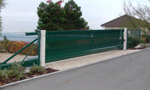 Schiebetor Aluminium wurde in Lugnorre von Zaunteam Spahni, Laupen BE im Jahr 2008 erstellt.