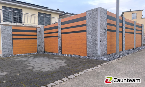 Alu Varioprofil glatt mit Zwischenfüllung breit mit Aluminiumpfosten vierkant 85 x 85 mm einbetoniert wurde in Bassersdorf von Zaunteam Neftenbach, Neftenbach im Jahr 2025 erstellt.