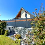 Alu Systemprofil anthrazit mit Aluminiumpfosten vierkant 60 x 60 mm einbetoniert wurde in Gals von Zaunteam Spahni, Laupen BE im Jahr 2026 erstellt.