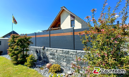 Alu Systemprofil anthrazit mit Aluminiumpfosten vierkant 60 x 60 mm einbetoniert wurde in Gals von Zaunteam Spahni, Laupen BE im Jahr 2026 erstellt.