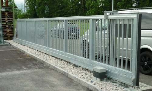Schiebetor Stahl wurde in Schmerikon von Zaunteam Linth, Uznach im Jahr 2010 erstellt.