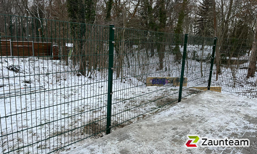 Doppelstabmatten schwer vorverzinkt und grün beschichtet mit Pfosten Vario einbetoniert wurde in Schkeuditz von Zaunteam Leipzig, Leipzig im Jahr 2022 erstellt.