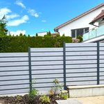 Alu Varioprofil glatt mit Zwischenfüllung schmal mit Aluminiumpfosten vierkant 85 x 85 mm einbetoniert wurde in Langnau am Albis von Zaunteam Zürich, Dietikon im Jahr 2026 erstellt.