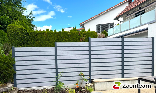 Alu Varioprofil glatt mit Zwischenfüllung schmal mit Aluminiumpfosten vierkant 85 x 85 mm einbetoniert wurde in Langnau am Albis von Zaunteam Zürich, Dietikon im Jahr 2026 erstellt.