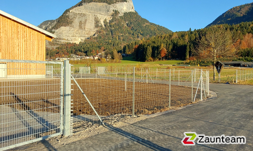 Knotengitter leicht mit Z-Profilpfosten wurde in Bad Häring  von Zaunteam Tirol Unterland, Schwoich im Jahr 2025 erstellt.