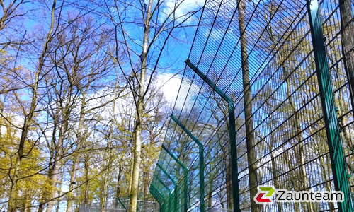 Doppelstabmatte schwer verzinkt mit Pfosten Vario verzinkt einbetoniert wurde in Moritzburg von Zaunteam Dresden-Nord, Radebeul im Jahr 2023 erstellt.