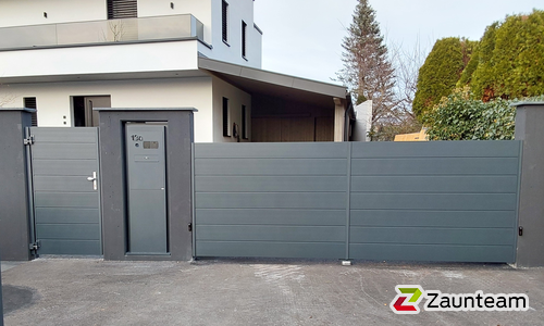 Aluminium Sichtschutztor 2-flüglig wurde in Kufstein von Zaunteam Tirol Unterland, Schwoich im Jahr 2025 erstellt.