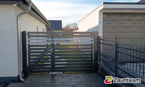 Aluminium Sichtschutztor 2-flüglig wurde in Muldestausee von Zaunteam Fläming, Coswig im Jahr 2026 erstellt.