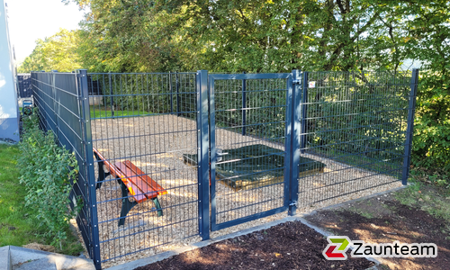 Doppelstabmatten schwer feuerverzinkt und anthrazit beschichtet mit Pfosten 60 x 40 mit Abdeckleisten einbetoniert wurde in Roxheim von Zaunteam Hunsrück-Nahe, Bad Kreuznach im Jahr 2023 erstellt.