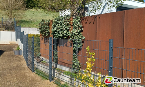 Doppelstabmatten schwer feuerverzinkt und anthrazit beschichtet mit Pfosten 60 x 40 mit Abdeckleisten einbetoniert wurde in Tuttlingen von Zaunteam Obere Donau-Bodensee, Sauldorf-Krumbach im Jahr 2026 erstellt.