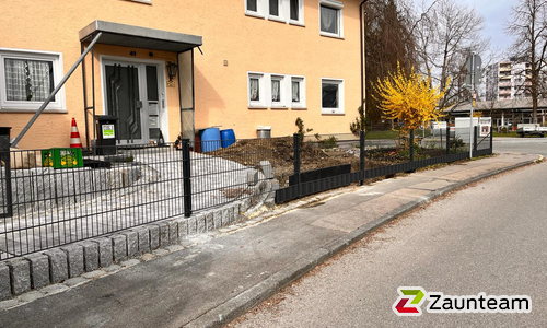 Doppelstabmatten schwer feuerverzinkt und anthrazit beschichtet mit Pfosten 60 x 40 mit Abdeckleisten einbetoniert wurde in Isny von Zaunteam Allgäu, Bad Hindelang - Unterjoch im Jahr 2024 erstellt.