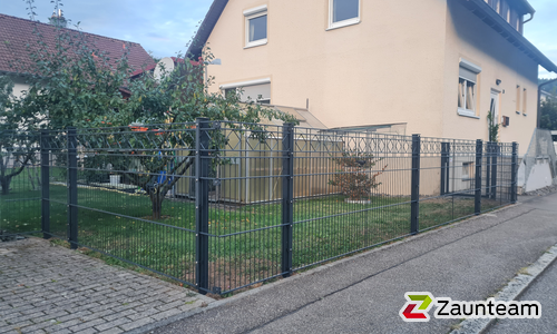 Decorzaun Verona mit Decorzaun Pfosten einbetoniert wurde in Aistaig von Zaunteam Lkr. Rottweil, Dietingen-Rotenzimmern im Jahr 2024 erstellt.