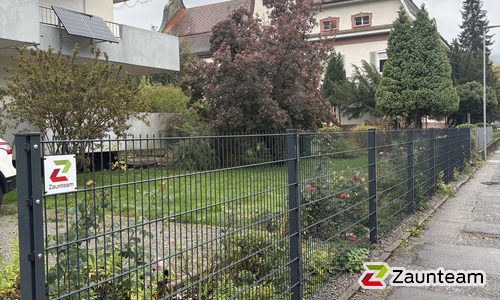 Doppelstabmatten schwer feuerverzinkt und anthrazit beschichtet mit Pfosten 60 x 40 mit Abdeckleisten einbetoniert wurde in Waldkirch-Kollnau von Zaunteam Breisgau, Waldkirch-Kollnau im Jahr 2026 erstellt.