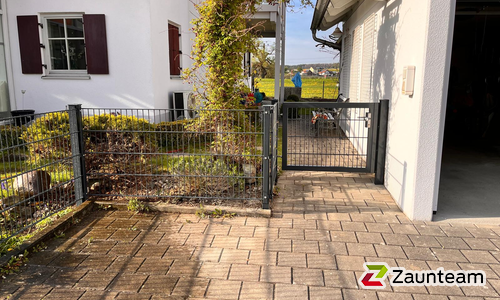 Doppelstabmatten schwer feuerverzinkt und anthrazit beschichtet mit Pfosten 60 x 40 mit Abdeckleisten einbetoniert wurde in Biessenhofen von Zaunteam Allgäu, Bad Hindelang - Unterjoch im Jahr 2024 erstellt.