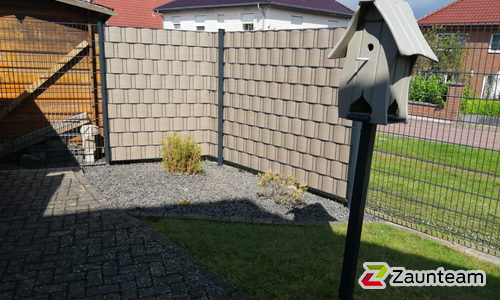 Doppelstabmatten schwer feuerverzinkt und anthrazit beschichtet mit Pfosten 60 x 40 mit Abdeckleisten einbetoniert wurde in Elze von Zaunteam Weser-Leine, Salzhemmendorf im Jahr 2021 erstellt.