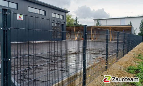 Doppelstabmatten schwer feuerverzinkt und anthrazit beschichtet mit Pfosten 60 x 40 mit Abdeckleisten einbetoniert wurde in Sigmaringen von Zaunteam Obere Donau-Bodensee, Sauldorf-Krumbach im Jahr 2025 erstellt.