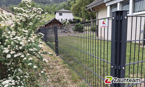 Doppelstabmatten schwer feuerverzinkt und anthrazit beschichtet mit Pfosten 60 x 40 mit Abdeckleisten einbetoniert wurde in Susten von Zaunteam Wallis, Niedergesteln im Jahr 2026 erstellt.