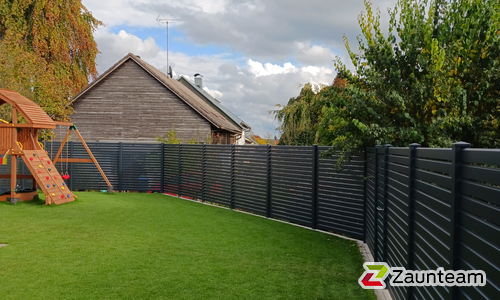 Alu Varioprofil Rhombus mit Aluminiumpfosten vierkant 85 x 85 mm in Aussparung wurde in Utting von Zaunteam Ammersee, Hofstetten im Jahr 2024 erstellt.