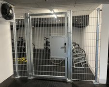 Doppelstabmatten leicht verzinkt mit Pfosten 40x60 verzinkt mit Abdeckleisten mit Fussplatte wurde in St. Gallen von Zaunteam Appenzellerland, Wasserauen im Jahr 2025 erstellt.