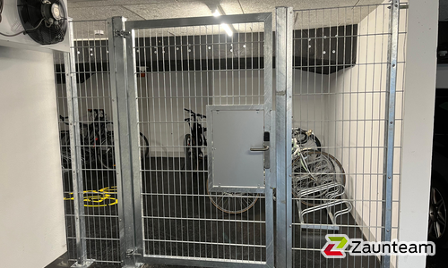 Doppelstabmatten leicht verzinkt mit Pfosten 40x60 verzinkt mit Abdeckleisten mit Fussplatte wurde in St. Gallen von Zaunteam Appenzellerland, Wasserauen im Jahr 2025 erstellt.