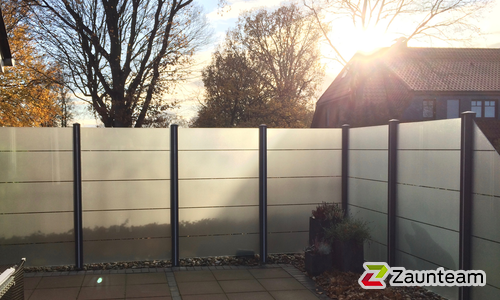 Glas Sichtschutz mit vierkant Edelstahlpfosten einbetoniert (CH) wurde in Wilstedt von Zaunteam Weser-Wümme, Oyten im Jahr 2020 erstellt.