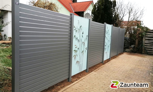 Alu Varioprofil Rhombus mit Aluminiumpfosten vierkant 85 x 85 mm einbetoniert wurde in Bergrheinfeld von Zaunteam Main-Rhön, Euerdorf im Jahr 2025 erstellt.