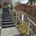 Edelstahl Handlauf geneigt einbetoniert wurde in Falkensee von Zaunteam Bernau, Bernau im Jahr 2026 erstellt.