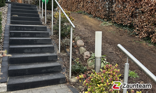 Edelstahl Handlauf geneigt einbetoniert wurde in Falkensee von Zaunteam Bernau, Bernau im Jahr 2026 erstellt.