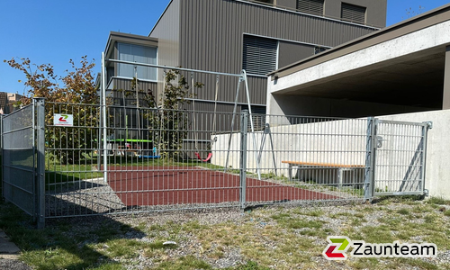 Doppelstabmatten schwer verzinkt mit Pfosten 40x60 verzinkt mit Abdeckleisten einbetoniert wurde in Heerbrugg von Zaunteam Rheintal, Widnau im Jahr 2024 erstellt.