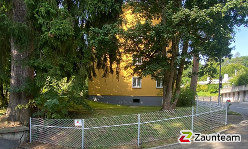 Diagonalgeflecht verzinkt mit Rohrpfosten verzinkt einbetoniert wurde in St. Gallen von Zaunteam Appenzellerland, Wasserauen im Jahr 2025 erstellt.