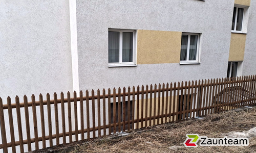 Palisaden mit T-Stahlpfosten verzinkt mit Fussplatte wurde in Zermatt von Zaunteam Wallis, Niedergesteln im Jahr 2026 erstellt.