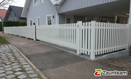 Classic Aluzaun RAL Standardfarbe / Aluminiumpfosten vierkant RAL Standardfarbe einbetoniert wurde in Ingersheim von Zaunteam Neckar-Enz, Sachsenheim im Jahr 2018 erstellt.