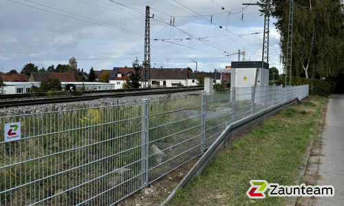 Doppelstabmatten schwer verzinkt mit Pfosten 40x60 verzinkt mit Abdeckleisten einbetoniert wurde in Neusäß von Zaunteam Schwaben-Nord, Todtenweis im Jahr 2024 erstellt.