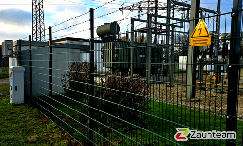 Doppelstabmatten schwer feuerverzinkt und grün beschichtet mit Pfosten Vario einbetoniert wurde in 32657 von Zaunteam Teutoburger Land, Steinhagen im Jahr 2025 erstellt.