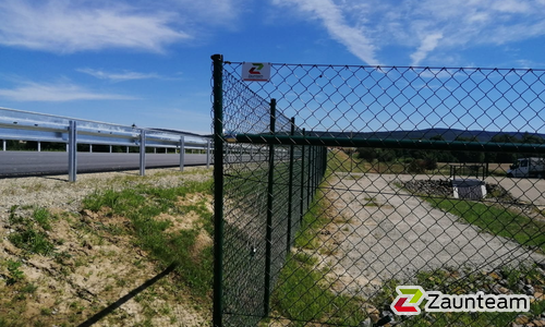 Diagonalgeflecht grün mit Rohrpfosten grün einbetoniert wurde in Coppenbrügge von Zaunteam Weser-Leine, Salzhemmendorf im Jahr 2020 erstellt.